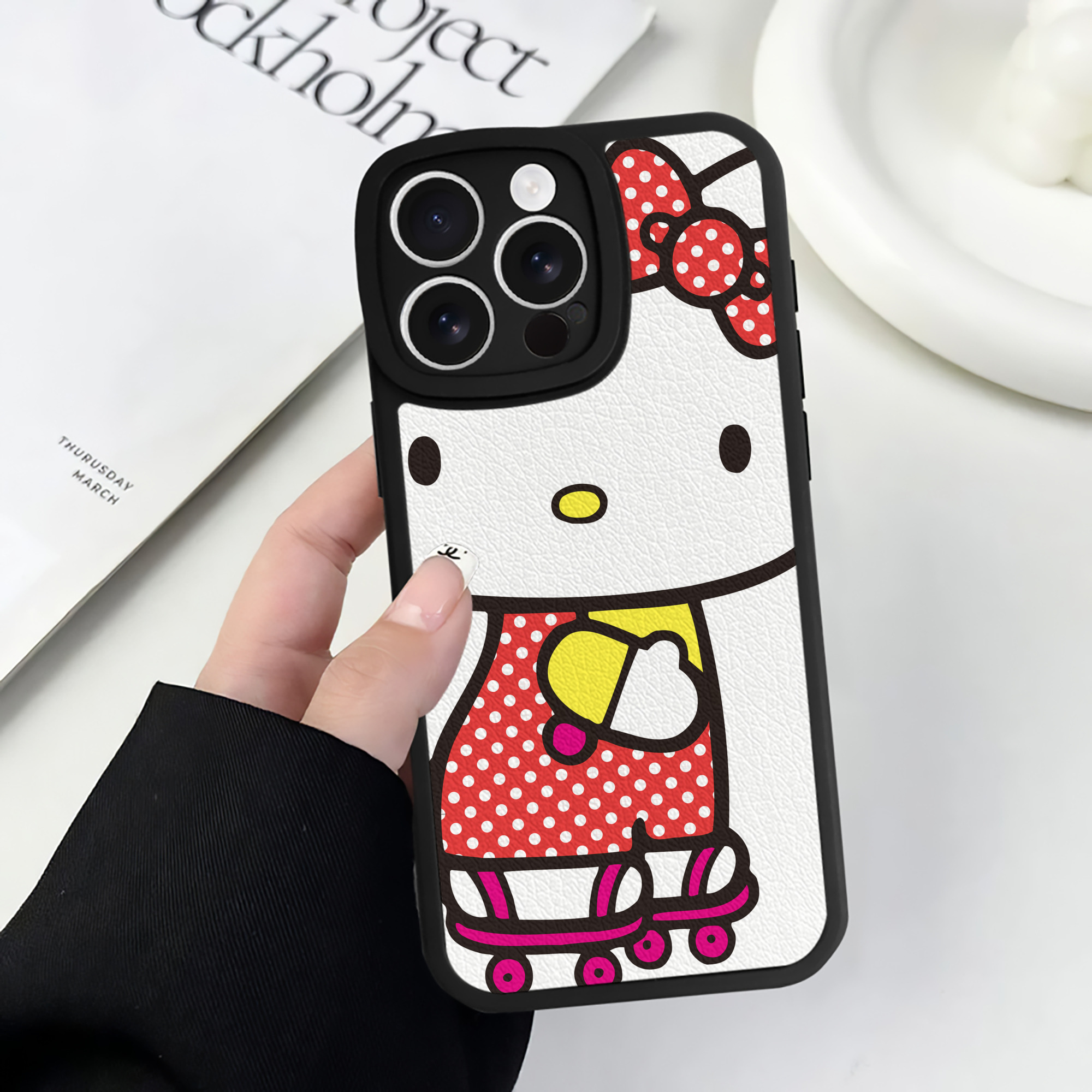 （画像用） Hello Kitty ハローキティ 【iPhone 16シリーズ対応】シリコンスマホケース（レザー調） 材質：シリコン